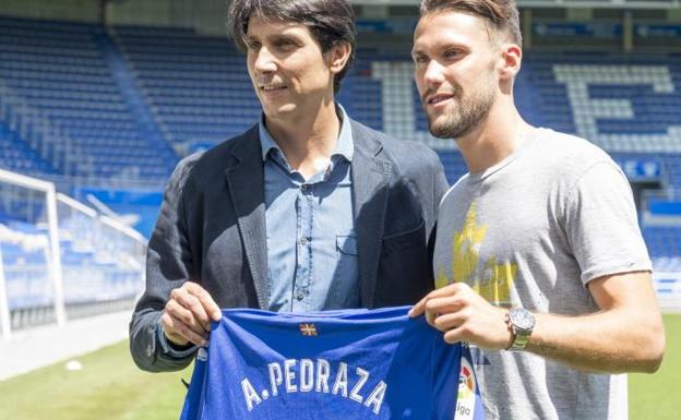 Alfonso Pedraza posa junto a Sergio Fernández en su presentación en Mendizorroza.