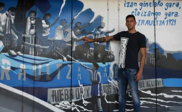 Maripán ha posado junto a los murales de Mendi.