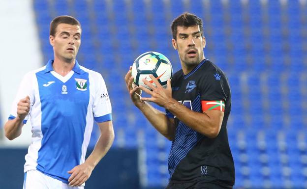 Manu García sujeta el balón en un encuentro ante el Leganés.
