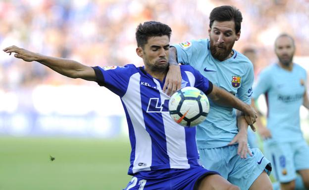 Enzo, en su debut, y Messi se disputan el balón.