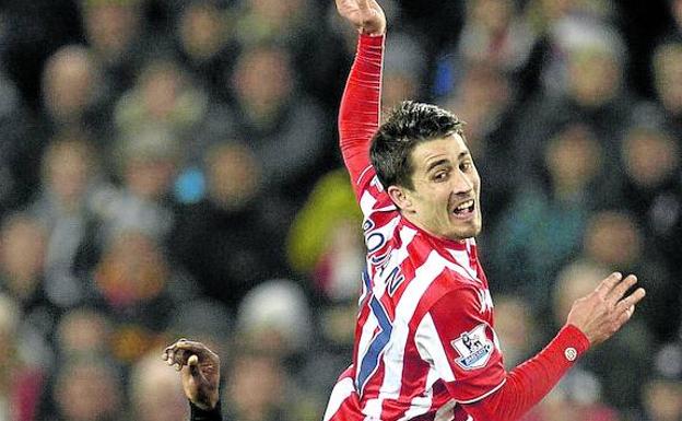 Bojan trata de zafarse de Kolo Toure, defensa del Liverpool, en un partido de la Premier League.