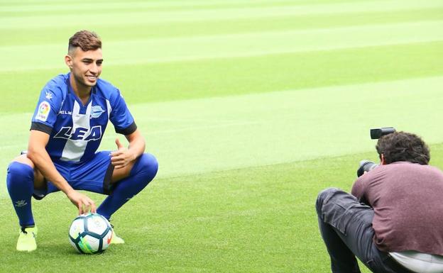 Munir posa para los fotógrafos sobre el césped de Mendizorroza.