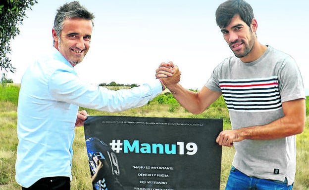 Gorka Etxabe, de la agencia de comunicación Arteman y ‘speaker’ de Mendizorroza, junto a Manu García con el cartel del documental.