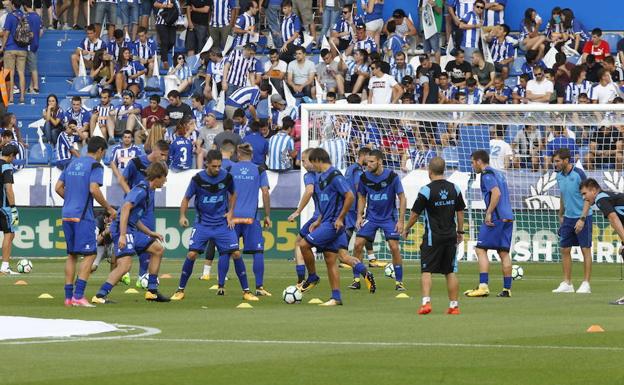Los jugadores del Alavés calientan sobre el césped de Mendizorroza.
