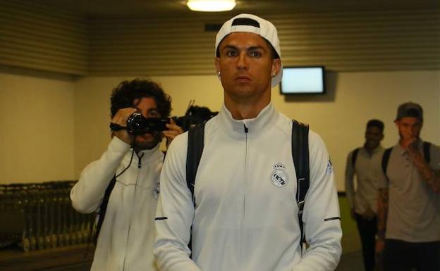 Cristiano Ronaldo, a su llegada al aeropuerto de Foronda. /Jesús Andrade
