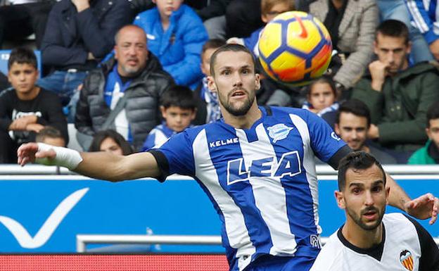 Pedraza, con la mano vendada en el tramo final del partido ante el Valencia. /Blanca Castillo