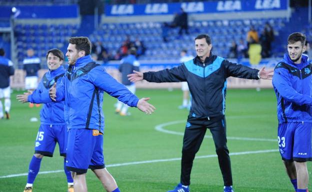 Los jugadores del Alavés calientan sobre el césped de Mendizorroza./Igor Aizpuru