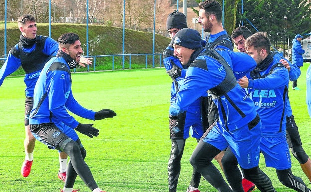 Los jugadores entrenan en Ibaia antes de partir hacia Madrid/Jesús Andrade