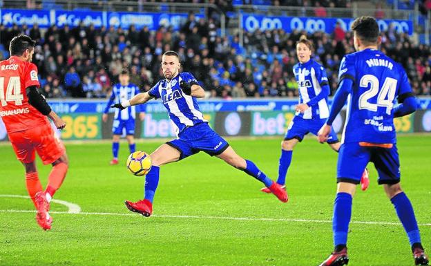 El alavesista Pedraza ensaya un disparo en el partido contra el Málaga, ante la mirada de Munir y Pina. /Rafa Gutiérrez