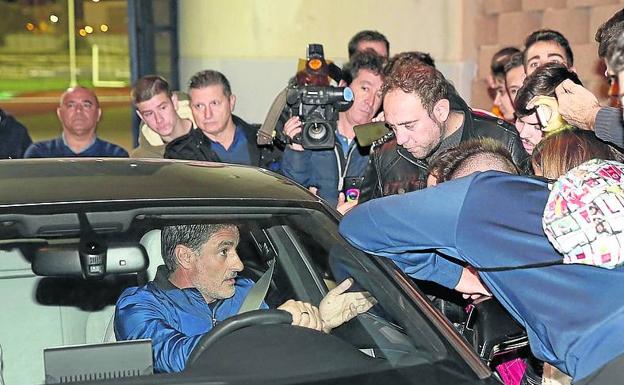 Seguidores del Málaga piden explicaciones a Míchel.