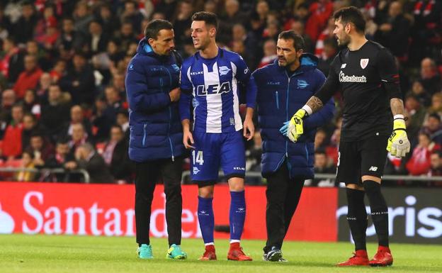 Burgui se retira del terreno de juego tras caer lesionado. /Jesús Andrade