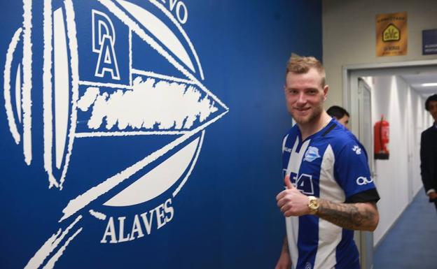 John Guidetti posa con la camiseta y el escudo del Alavés./Rafa Gutiérrez
