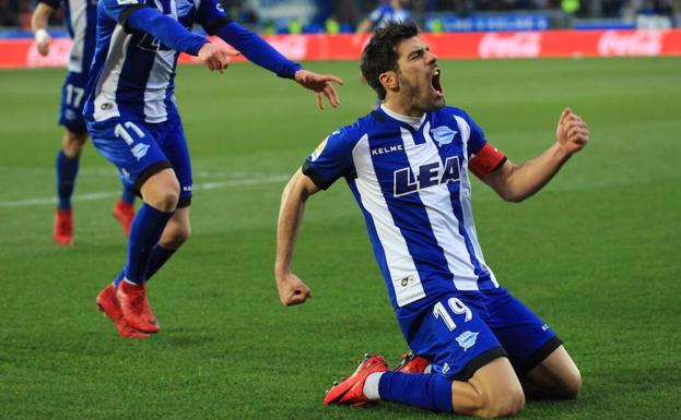 Manu García celebra el tanto de la victoria en Mendizorroza. /Rafa Gutiérrez