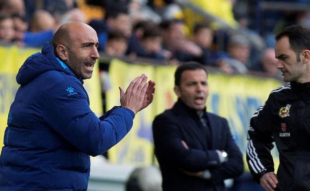Abelardo anima a sus jugadores durante el encuentro ante el Villarreal./Domenech Castelló