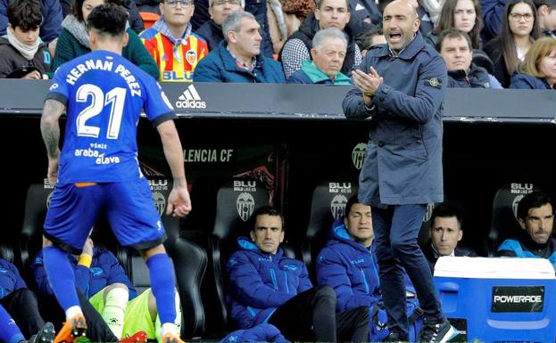 Abelardo anima a sus jugadores durante el encuentro de Mestalla. /Manuel Bruque