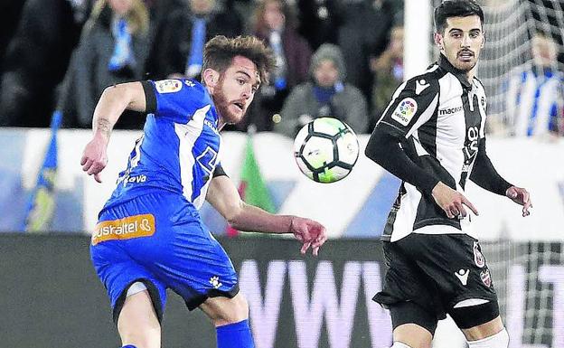 Ibai trata de controlar el balón en el choque ante el Levante. /D. A.