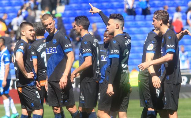 Los albiazules se felicitan tras el encuentro./Rafa Gutiérrez