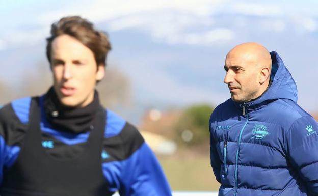 Abelardo y Pina, durante un entrenamiento del Deportivo Alavés./Jesús Andrade
