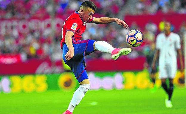 Berenguer controla un balón en un partido contra el Sevilla.
