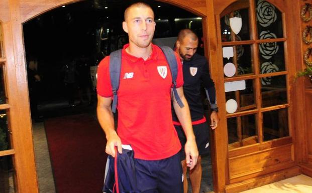 Los jugadores a su llegada al hotel.