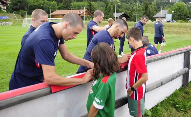 Los jugadores firman autógrafos.