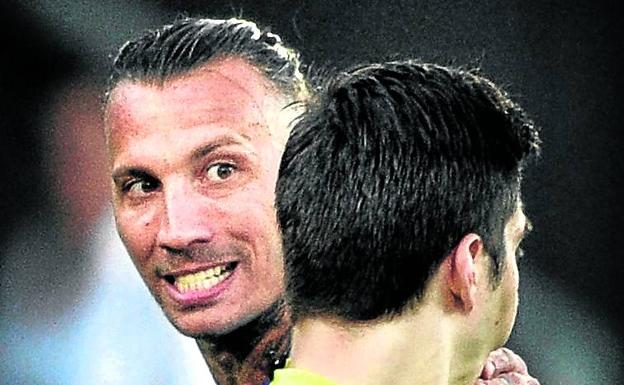 Palencia Caballero muestra la roja a Alexis.