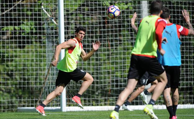 Capa, en la imagen en un entrenamiento con el Eibar, finaliza contrato el próximo 30 de junio./félix morquecho