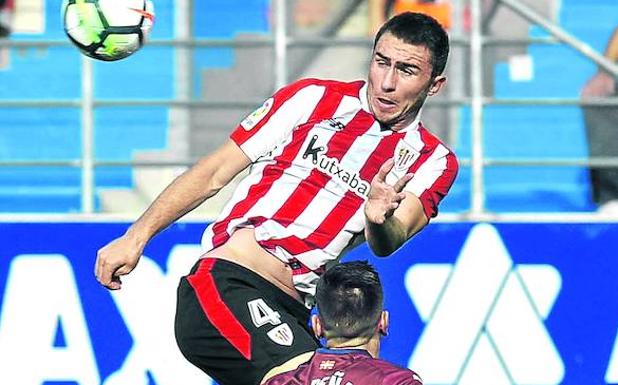 Laporte despeja ante Rubén Peña en Eibar.