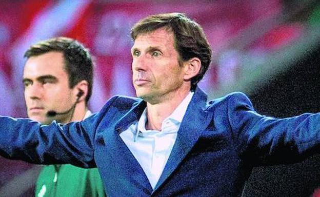 José Ángel Ziganda hace un expresivo gesto a sus jugadores en un momento del encuentro de la pasada semana ante el Östersunds./EFE