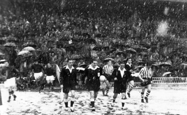 El partido de la famosa nevada contra el Manchester United en 1960./Manu Cecilio