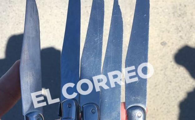 Navajas incautadas a los ultras del Olympique de Marsella./