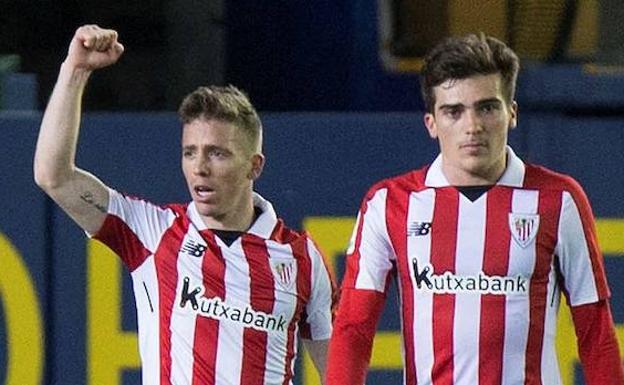 Muniain celebra junto a Córdoba su gol ante el Villarreal./