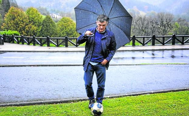 José Luis Mendilibar juega con un balón en Garai mientras se resguarda de la lluvia. Confía en entrenar esta temporada. /Ignacio Pérez