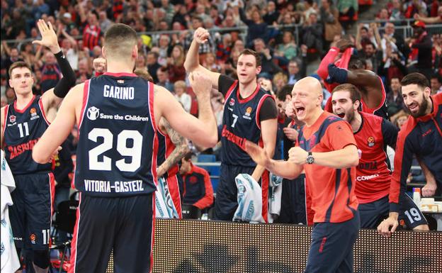Los azulgranas celebran la victoria frente al Zalgiris./ Rafa Gutiérrez