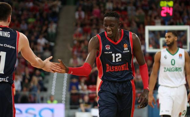 Diop y Janning celebran una canasta ante el Zalgiris. /Rafa Gutiérrez