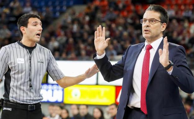 Pedro Martínez increpado por un árbitro durante un partido. /EFE