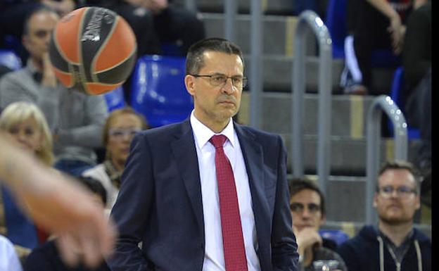 Pedro Martínez observa el juego./Sergio Ros