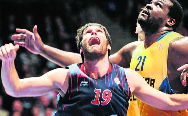 La noche del ‘Santo’. San Emeterio firmó una de sus mejores actuaciones continentales en el triunfo correspondiente a la fase regular del curso 2010-11. Logró 10 puntos, 11 rebotes, 5 asistencias y 28 de valoracion en el triunfo por 94-78