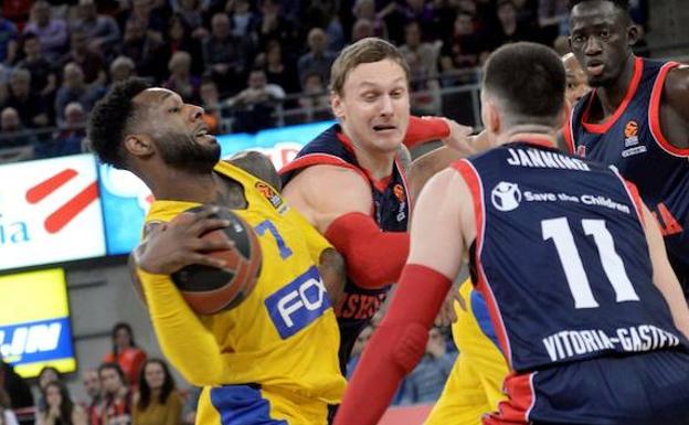 Timma, durante el encuentro ante el Maccabi en el Buesa. /José Ramón Gómez