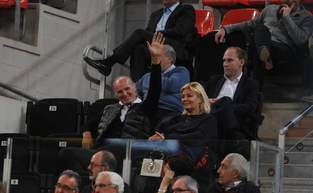 Desde su asiento, el técnico montenegrino ha saludado a la afición baskonista. /Igor Aizpuru