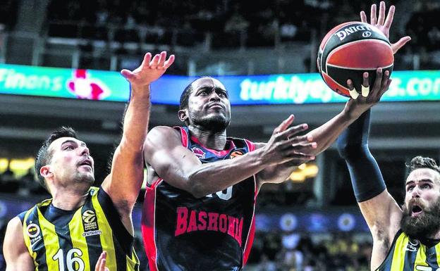 Rodrigue Beaubois se abre paso entre los dos pilares del Fenerbahce, Kostas Sloukas y Luigi 'Gigi' Datome. /Tolga bozoglu