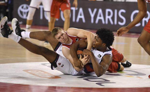 Steven Enoch pelea por la pelota junto a Elias Valtonen. El estadounidense tuvo poca presencia en el Nou Congost. /sergio ros de mora
