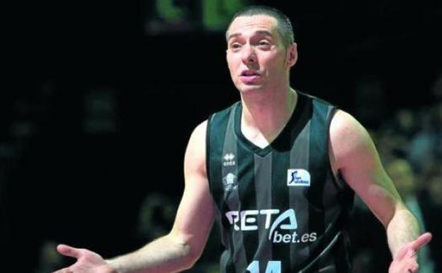 Salgado con gesto de extrañeza, como el que le ha provocado la oferta del club .