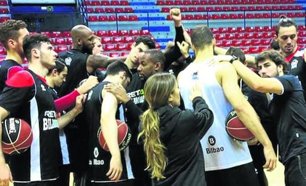 Imagen de unidad de grupo durante un entrenamiento esta semana del Bilbao Basket en La Casilla. / BILBAO BASKET