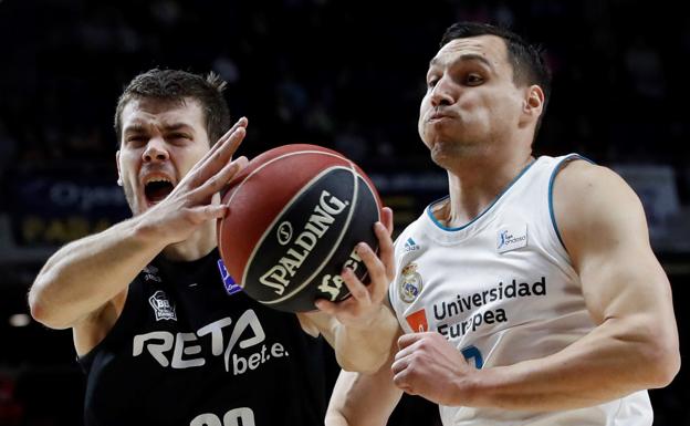 Dejan Todorovic con el balón ante el alero lituano del Real Madrid Jonas Maciulis . /EFE