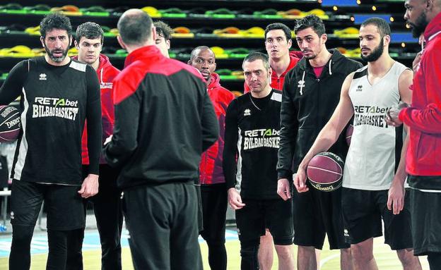 Los jugadores del RETAbet escuchan las explicaciones de Mrsic en un entrenamiento en el Bilbao Arena./Ignacio Pérez