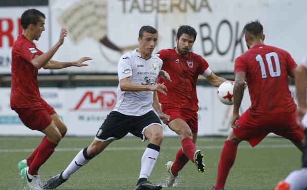 Números adversos. Son los que presenta el Izarra, rival este domingo de los rojillos, tanto en la faceta defensiva como ofensiva y en el capítulo destinado a las cartulinas.