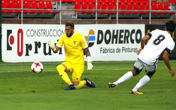 El club renueva por otra temporada al portero Limones, a Romero y Cervero