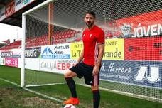 Eneko Undabarrena se enfundó ayer por primera vez la elástica rojilla oficial de esta temporada. /Avelino Gómez