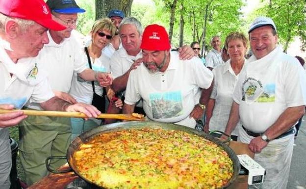 La comida popular volverá a reunir a la mesa a buena parte de la ciudadanía. / MAIKA SALGUERO